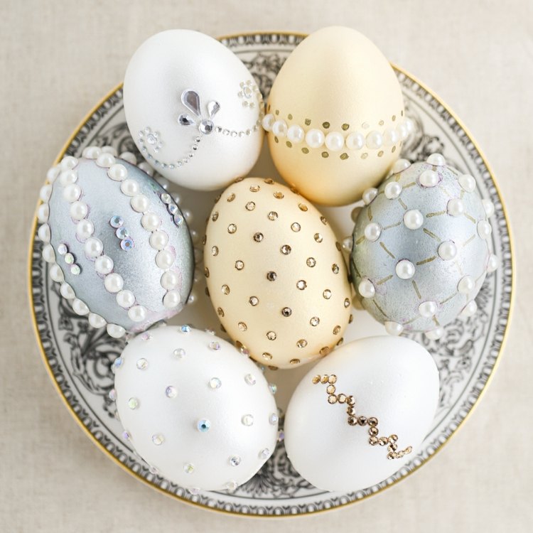 Edle Eier zu Ostern gestalten mit Perlen oder Glitzersteinen