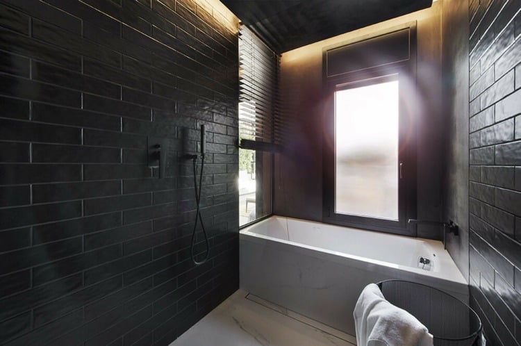 Elegantes, schwarzes Badezimmer mit Badewanne