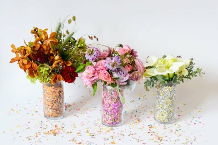 Faschingsdeko im Glas mit Konfetti und Blumen basteln
