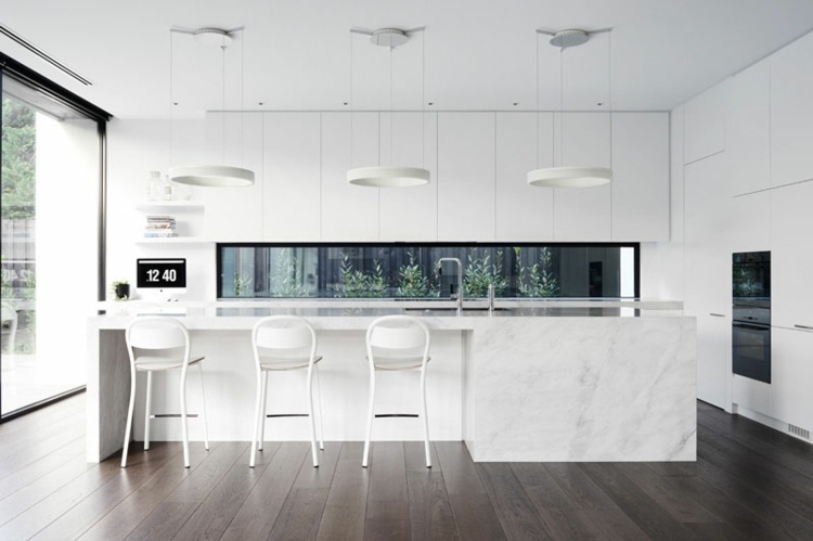 Fenster statt Küchenrückwand weiße Küche mit Marmor