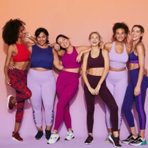 Fitnessstudio was anziehen Frau bunte bequeme Sportkleidung Leggins und Sport-BH für gute Laune