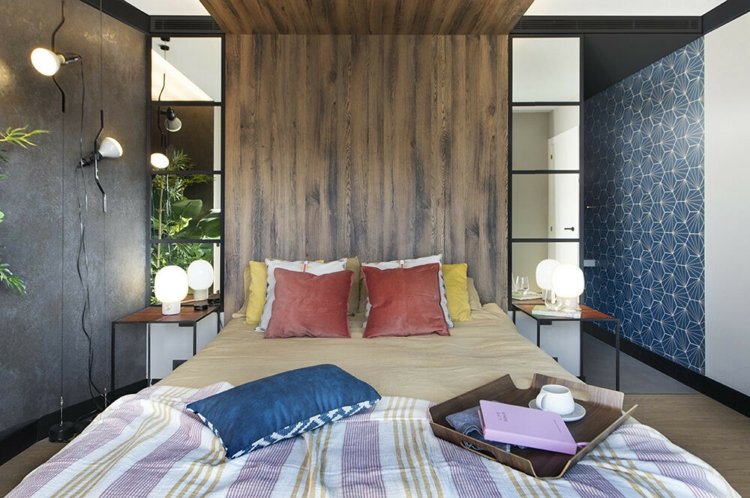 Gemütliches Schlafzimmer mit Akzentwand aus Holz
