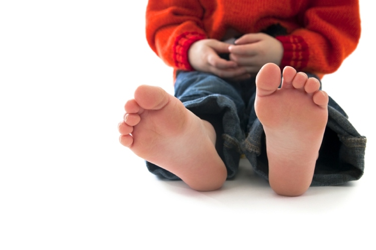 Geschwollene Füße bei Kindern sind oft Folgen von Insektenstichen oder Verletzungen