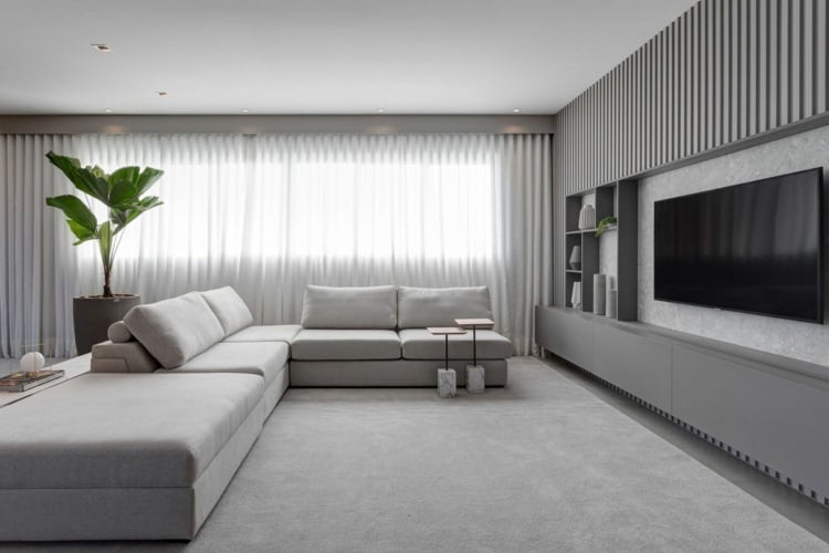 Küche in Grau Matt und großes Sofa in Weiß mit Blick auf die Fernsehwand