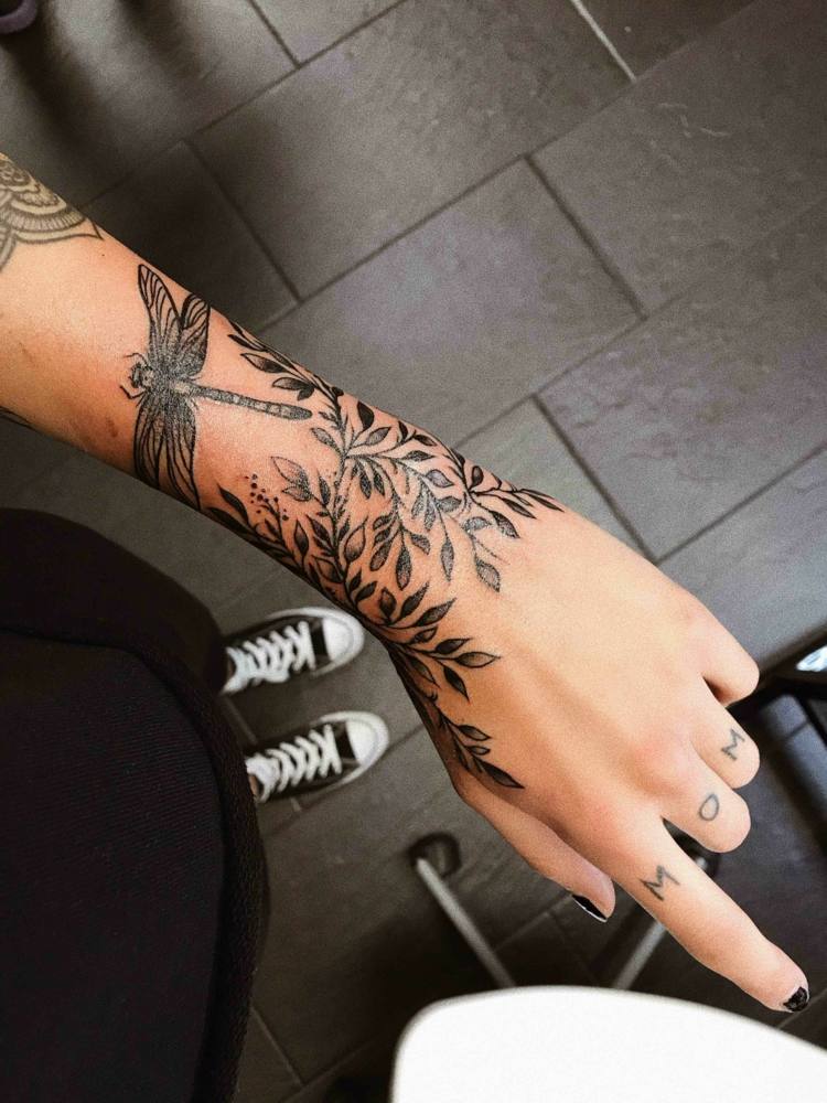 Hand-Tattoo Schmerzen Tattoopflege Blumentattoo Frauen
