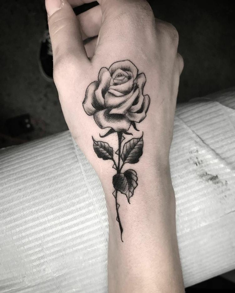 Hand Tattoo für Frauen Rose Blumentattoo Bedeutung