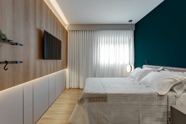 Indirekte Schlafzimmer Beleuchtung und Wandverkleidung aus Holz
