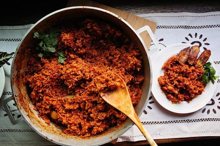 Jollof Reis Rezept aus Ghana mit marinierten Hähnchenkeulen zubereiten