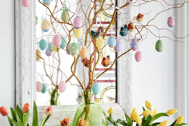 Kommode hübsch dekorieren mit Osterstrauch aus Korkenzieherweide und Tulpen
