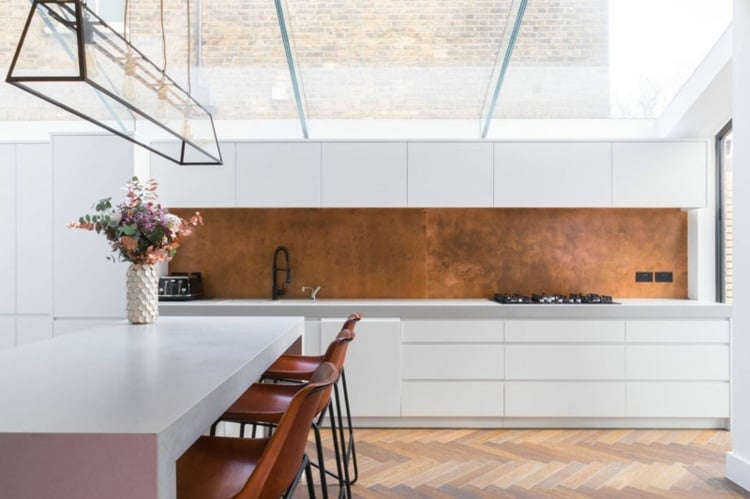 Küchenrückwand weiße Küche mit Kupfer für modernes und warmes Ambiente und als Farbakzent