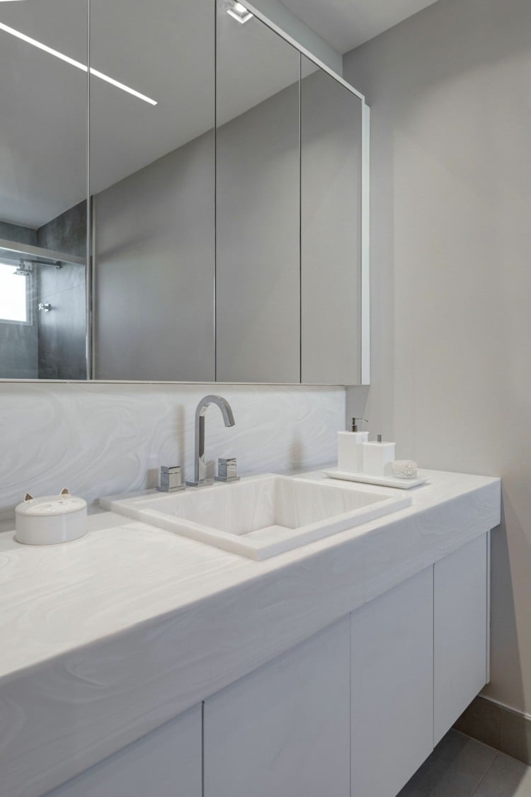 Küche in Grau Matt als Kontrast zum weißen Badezimmer aus attraktivem, weißem Stein