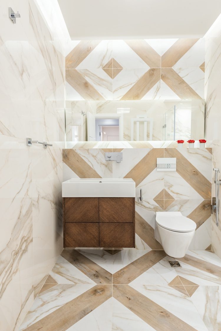Luxuriös und natürlich wohnen - Badezimmer mit Marmor in Beige und Weiß und Unterschrank aus dunklem Holz