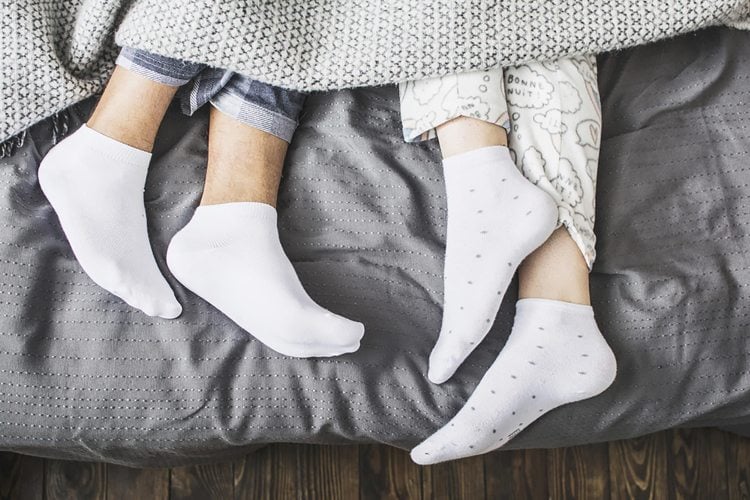 Mit Socken schlafen ist es gesund oder nicht