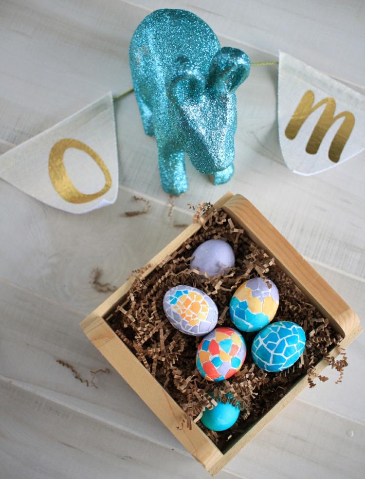 Mosaik Eier in bunten Farben mit Eierschalen als Idee für den Kindergarten