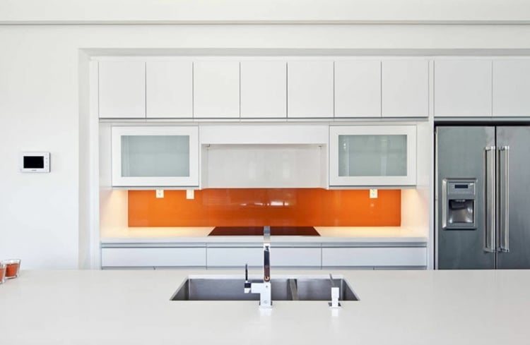 Orange Küchenrückwand weiße Küche aus Glas für modernen Look im Raum