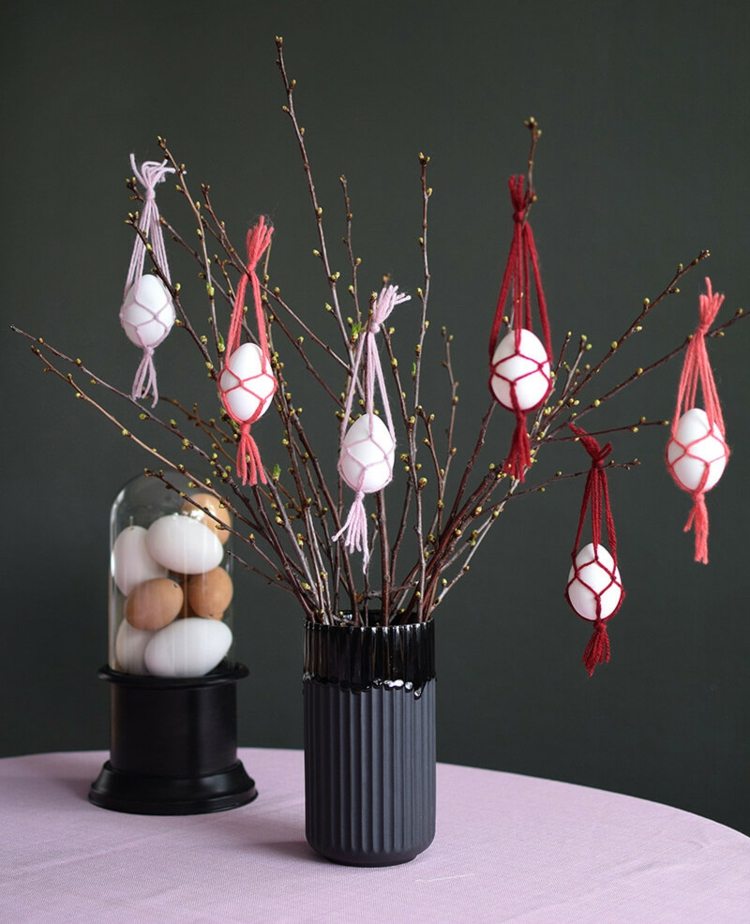 Originelle Boho Osterstrauch Idee - Eier mit Makramee an die Zweige hängen
