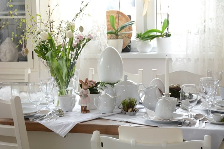 Osterstrauch als Tischdeko zum Osterfest mit weißen Dekorationen