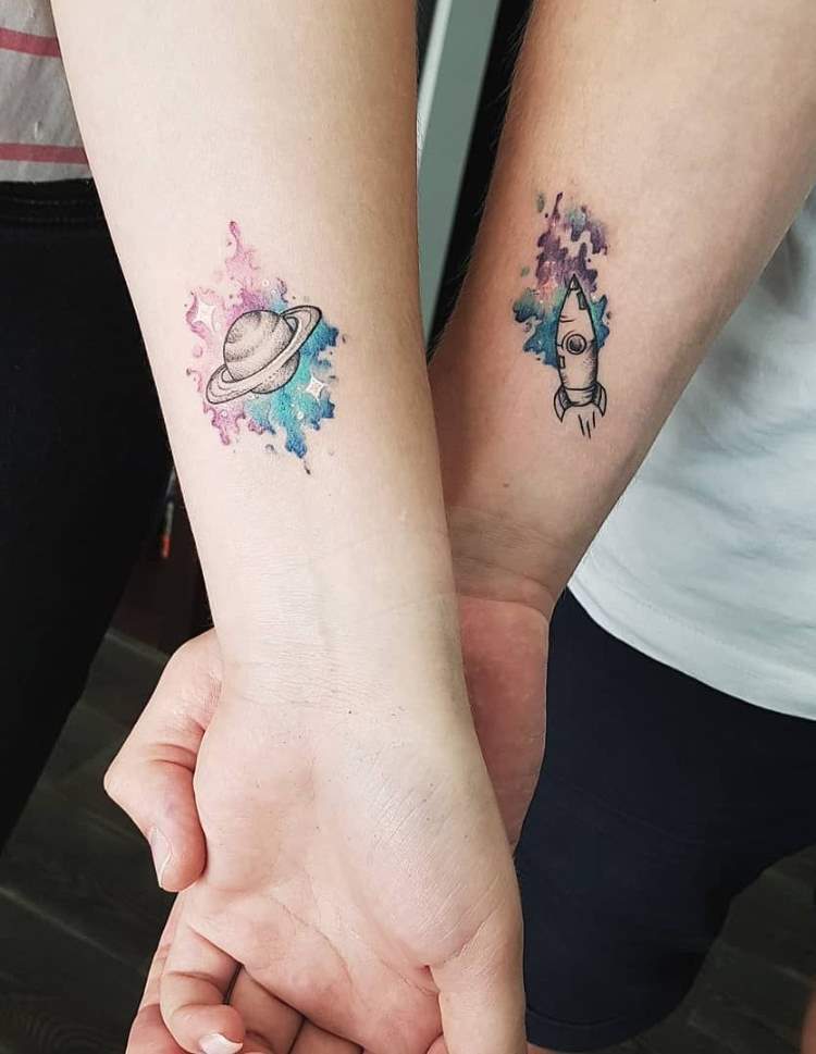 Partner Tattoo Ideen klein Planeten Tattoomotiv Unterarm