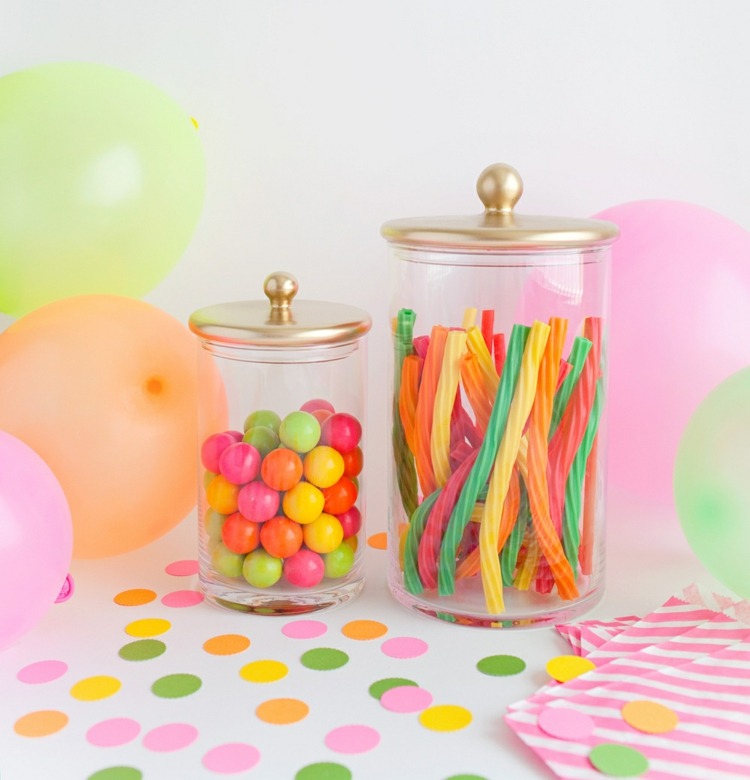 Partydeko Idee - Mit Gummischlangen und Kaugummi dekorieren