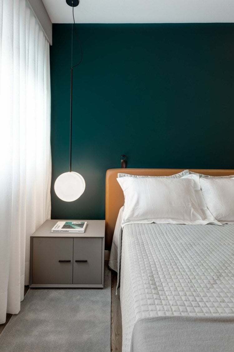 Petrolgrün als Wandfarbe für eine Akzentwand im Schlafzimmer