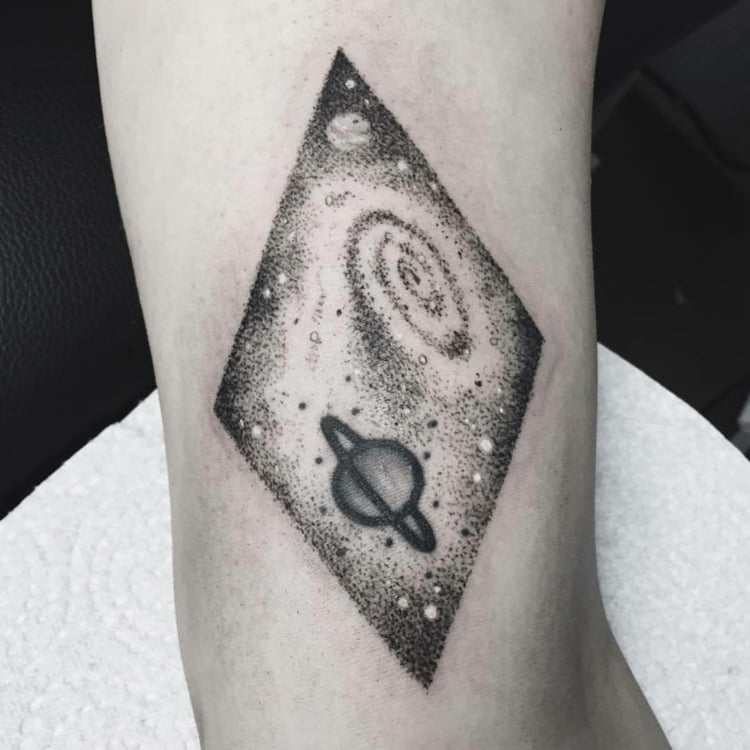 Planeten Tattoomotiv Bedeutung geometrische Tattoos Trends