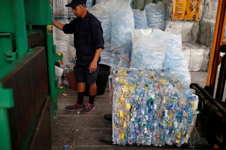 Plastikflaschen werden in Thailand zu Stoff recycelt