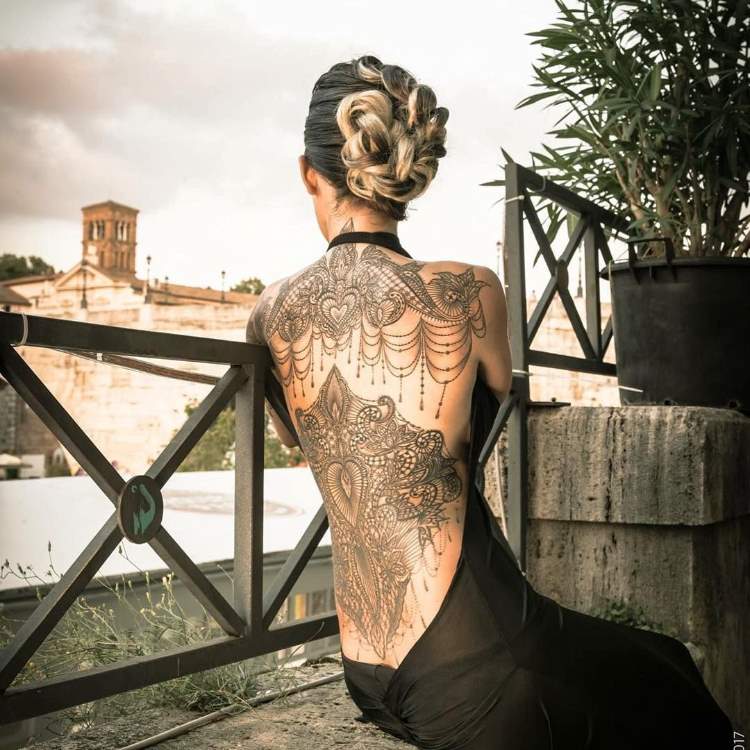 Rücken Tattoo für Frauen Marco Manzo Tattoo Künstler