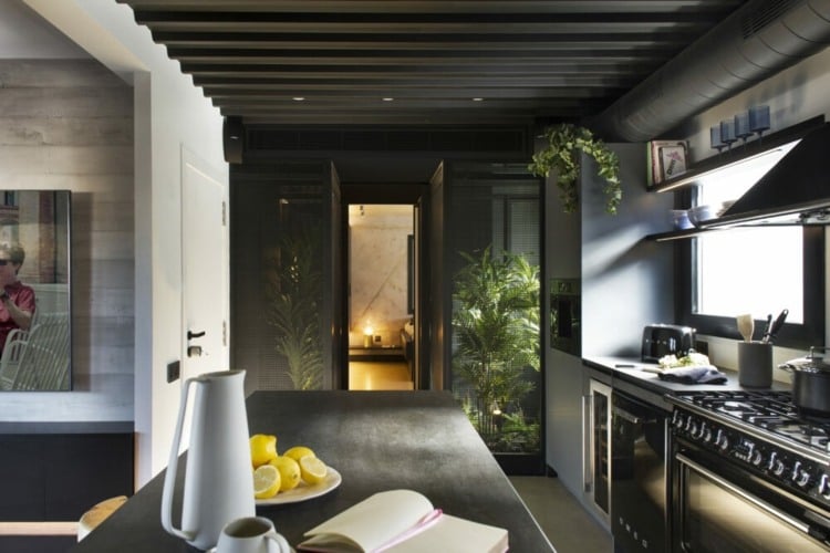 Schickes Matt Schwarz in der offenen Küche eines Penthouses in Barcelona