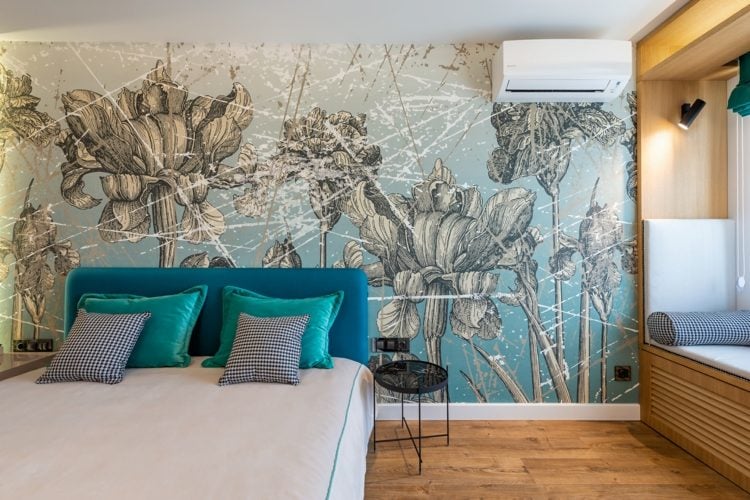 Schlafzimmer mit Tapete für Akzentwand und Farbakzente in Blau und Türkis