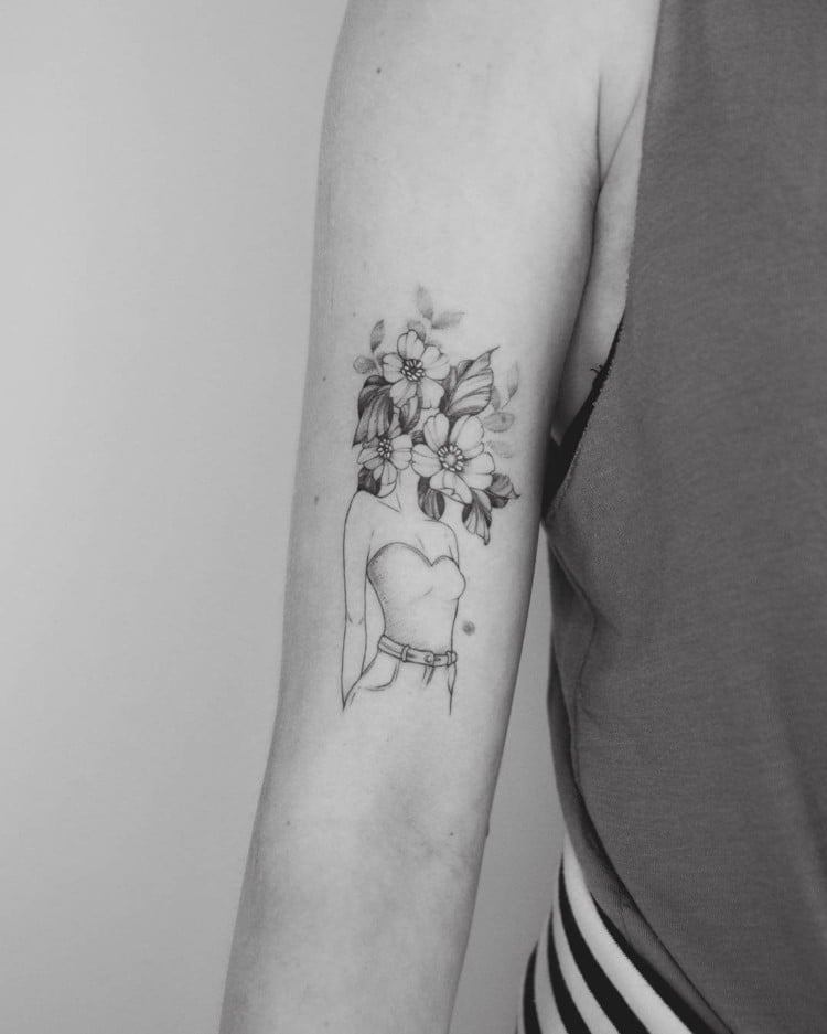 Selbstliebe Tattoomotiv Frau mit Blumen als Kopf Tattoo Trends