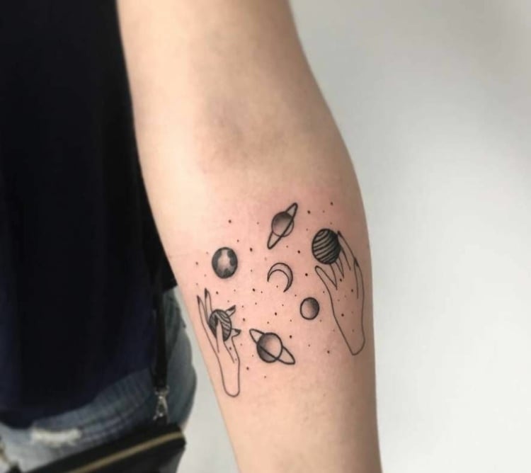 Sonnensystem Tattoomotiv klein Unterarm Tattoos für Frauen