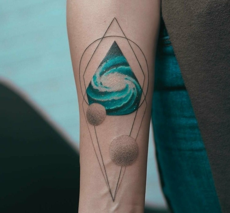 Unterarm Tattoodesign für Frauen geometrische Weltraum Tattoos