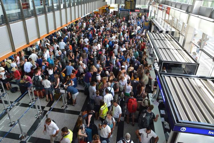 Viele Menschen am Flughafen warten auf Check-in