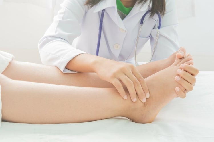 Wann sollte man zum Arzt mit Schwellungen in den Beinen