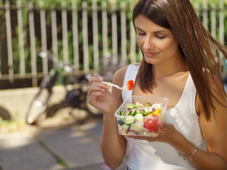 Warum ist ungesund im Stehen zu Essen und Tipps zur besseren Verdauung