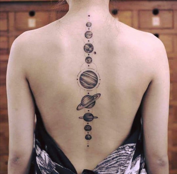 Weltraum Tattoos Bedeutung Rücken-Tattoo Frauen