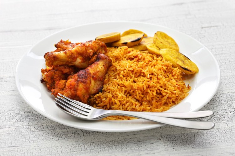 Westafrikanische Rezepte für Jollof Reis mit Tomaten und marinierten Hähnchenkeulen zubereiten