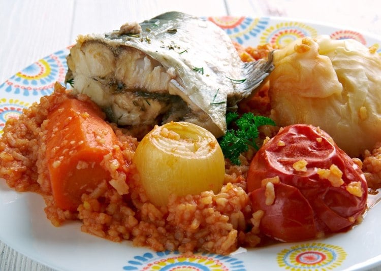 Westafrikanisches Gericht mit Fisch Thieboudienne