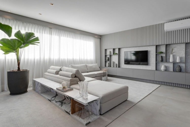 Wohnwand und Küche in Grau Matt, kombiniert mit modernem, weißen Sofa
