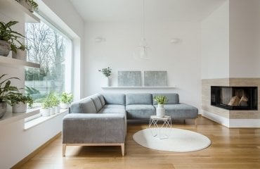 Wohnzimmertrend Minimalismus in Kombination mit skandinavischer Ästhetik in Grau und Weiß