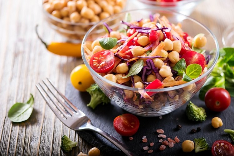 ausgewogene vegane ernährung salat mit kichererbsen gesund abnehmen