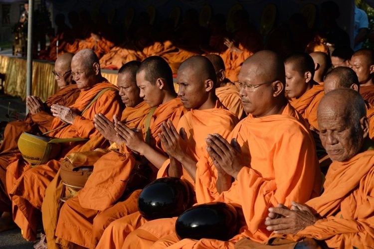 buddhistische Mönche in orangenfarbenen Roben