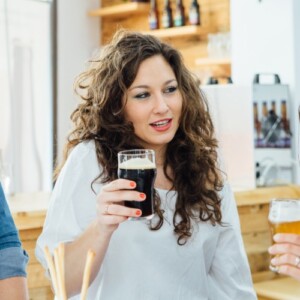 dunkles bier frau betrunken aussehen freunde in bar