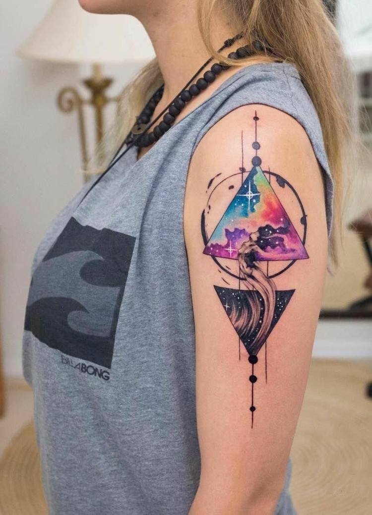 geometrische Weltraum Tattoos Watercolor Tattootrends Frauen