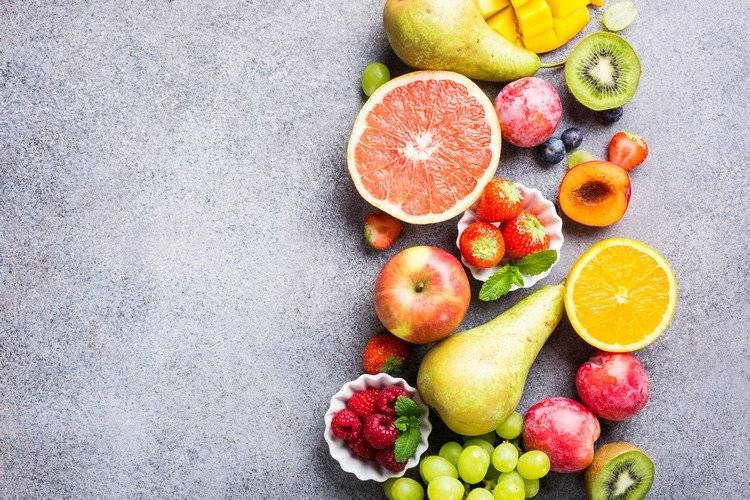 gesunde mischung aus obst wie orangen und grapefruit mit vielen vitaminen