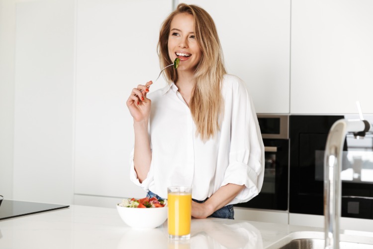 im stehen essen ungesund oder gesünder zuhause salat