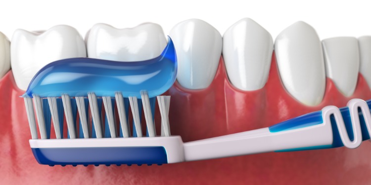 menschliche zähne und zahnbürste mit zahnpasta