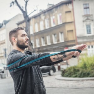 moderates training im freien mit band an den händen