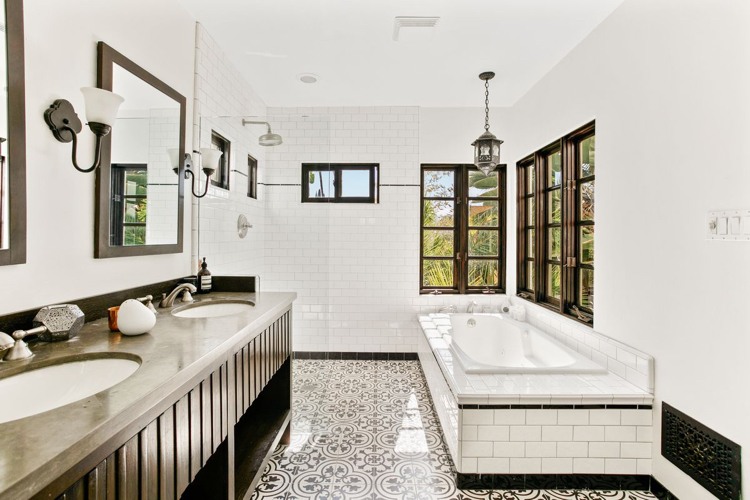 modernes Badezimmer im spanischen Stil mit Fliesen am Boden und verflieste Badewanne