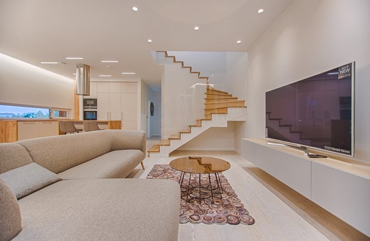modernes Wohnzimmer in beige und weiß - künstliches Licht im offenen Raum